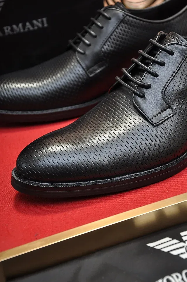 Giorgio Armani Chaussures Oxford Noires à Bout de Cap avec Texture Perforée 3