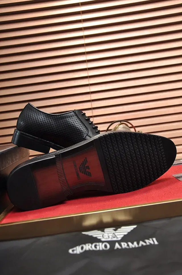 Giorgio Armani Chaussures Oxford Noires à Bout de Cap avec Texture Perforée 4
