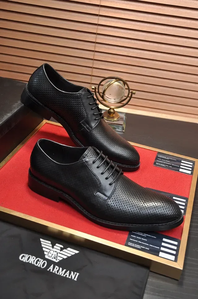 Giorgio Armani Chaussures Oxford Noires à Bout de Cap avec Texture Perforée 5