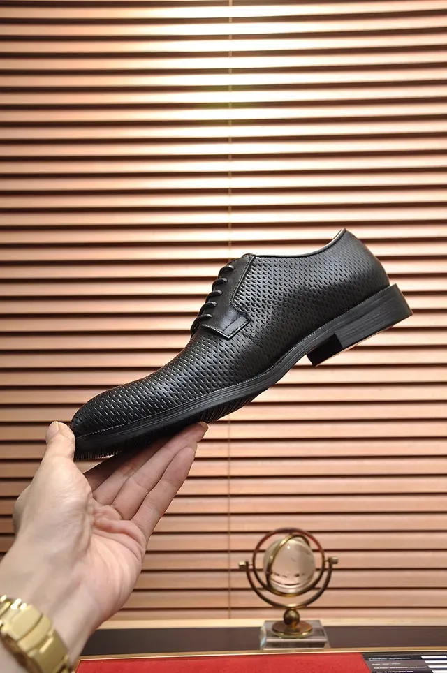 Giorgio Armani Chaussures Oxford Noires à Bout de Cap avec Texture Perforée 6