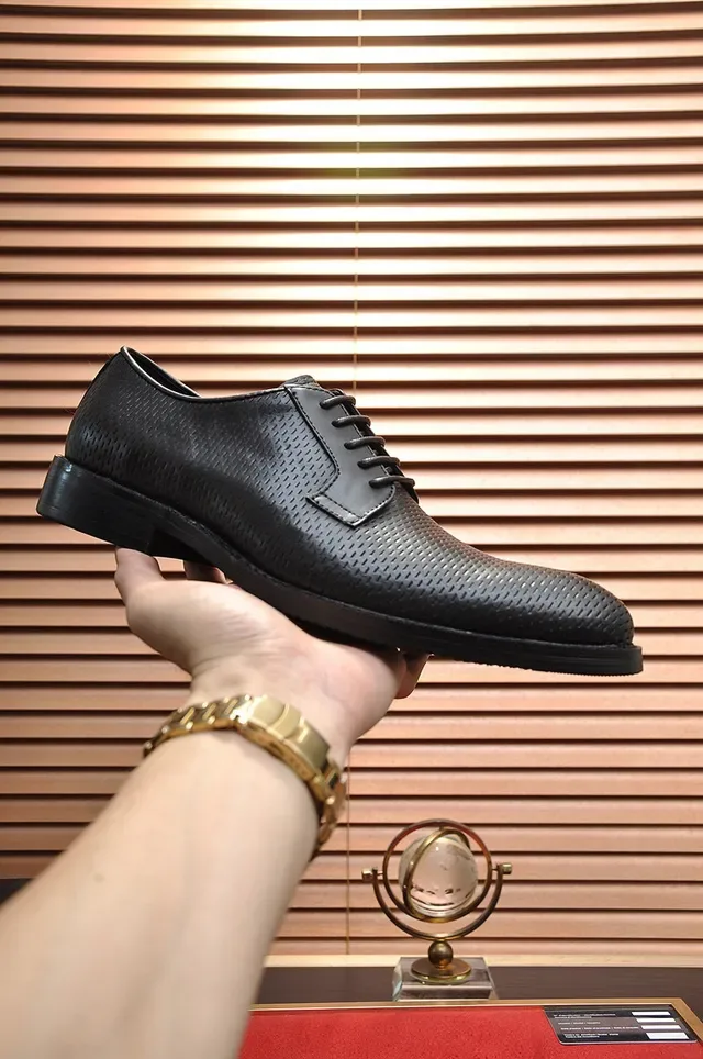 Giorgio Armani Chaussures Oxford Noires à Bout de Cap avec Texture Perforée 7
