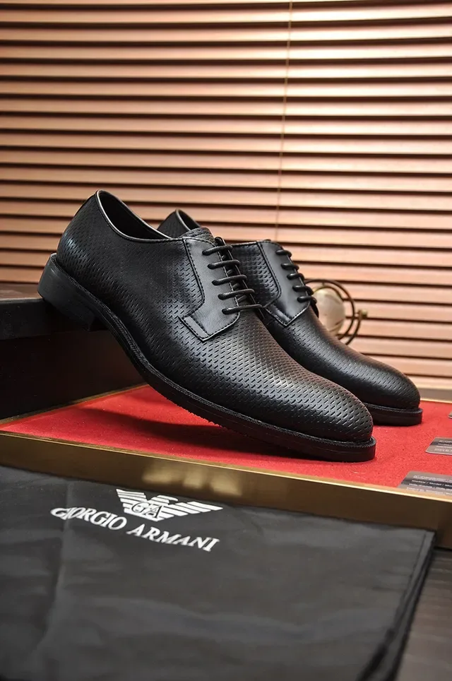 Giorgio Armani Chaussures Oxford Noires à Bout de Cap avec Texture Perforée 8