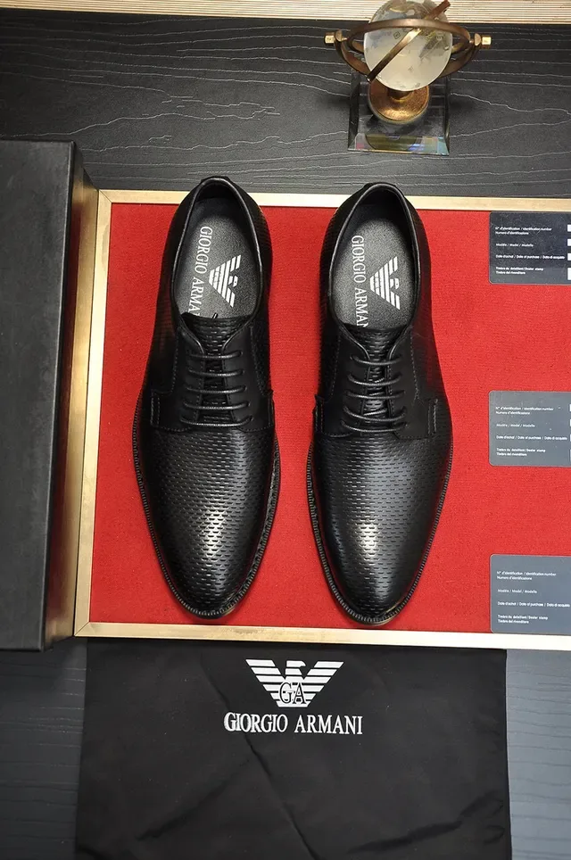 Giorgio Armani Chaussures Oxford Noires à Bout de Cap avec Texture Perforée 9