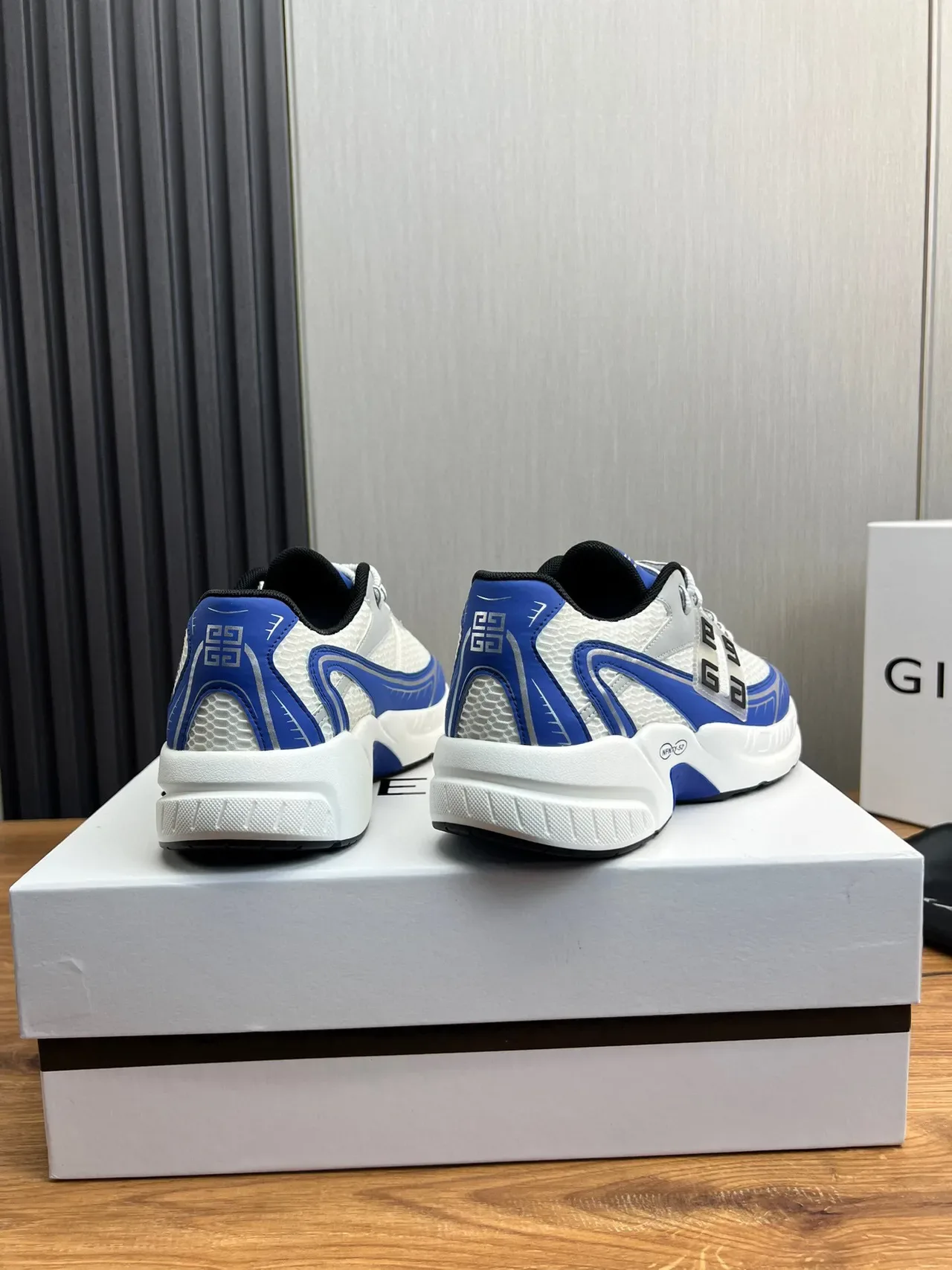 Givenchy Rhyton White Blue Gray حذاء أسلوب الحياة 3