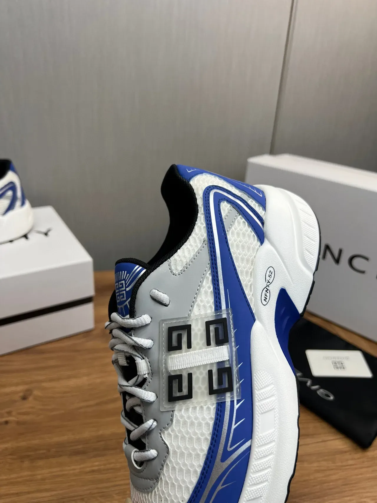Givenchy Rhyton White Blue Gray حذاء أسلوب الحياة 8