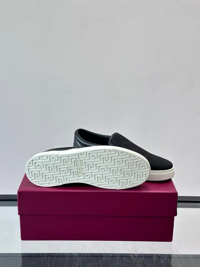 Gucci Ace Sneakers Lifestyle Slip-On Noir Monogramme Toile Semelle Blanche 2