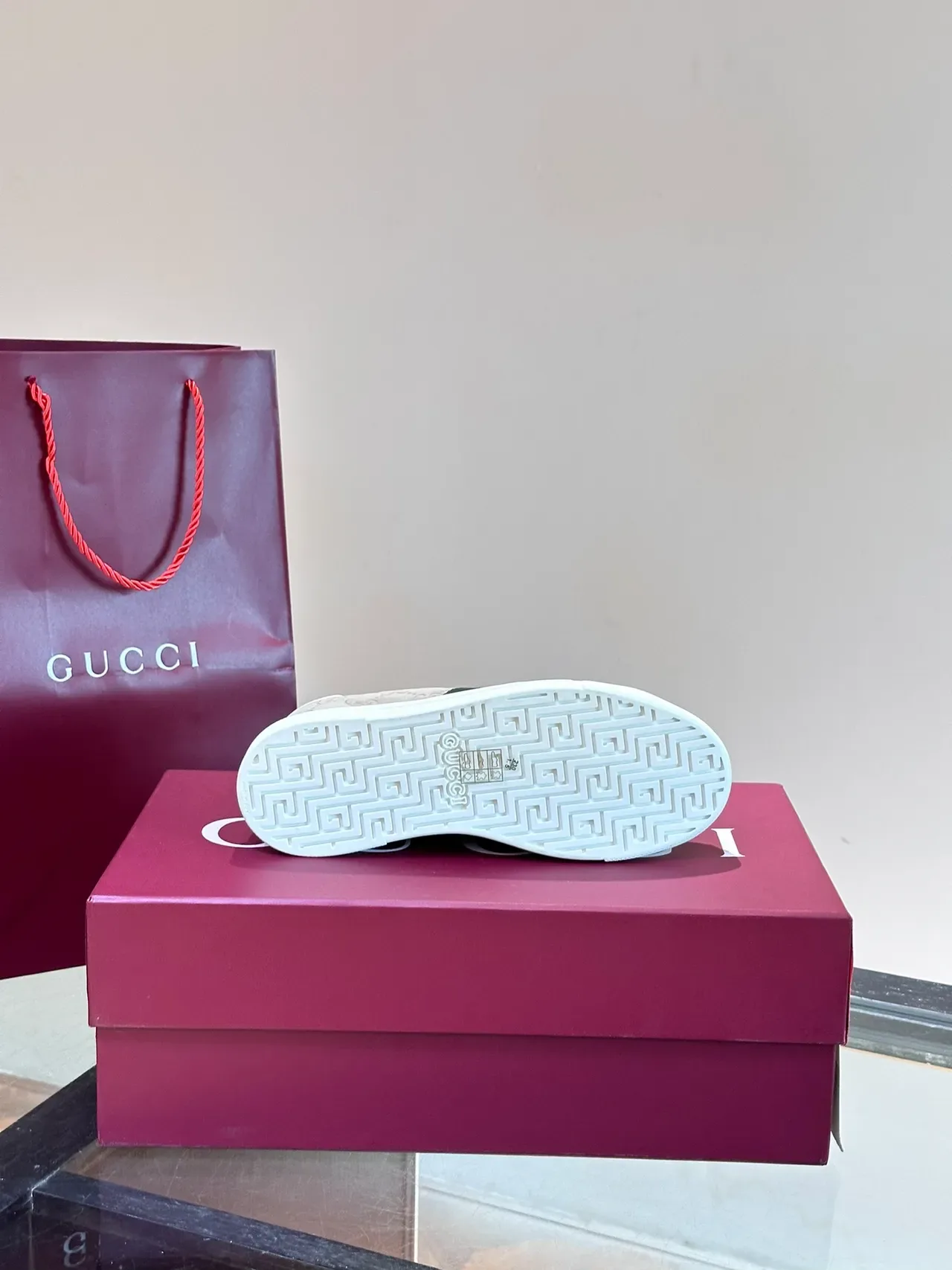 Gucci Beige Blanc Monogramme GG Embossé Détail Web Stripe Sneakers Lifestyle 2