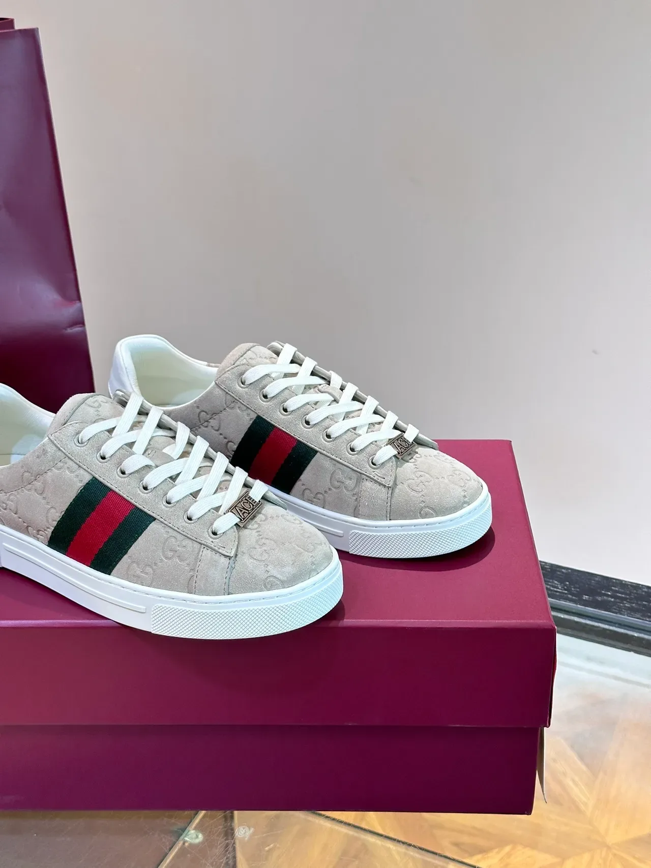 Gucci Beige Blanc Monogramme GG Embossé Détail Web Stripe Sneakers Lifestyle 3