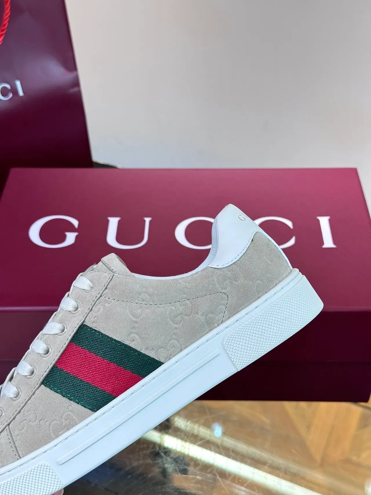 Gucci Beige Blanc Monogramme GG Embossé Détail Web Stripe Sneakers Lifestyle 4