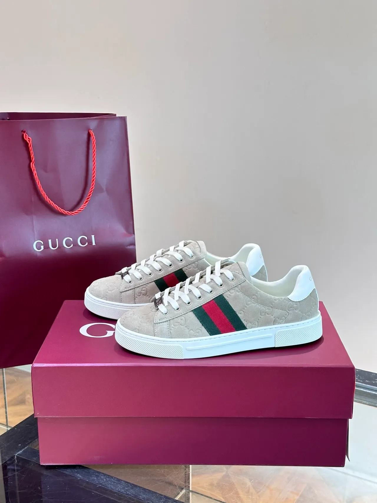 Gucci Beige Blanc Monogramme GG Embossé Détail Web Stripe Sneakers Lifestyle 5