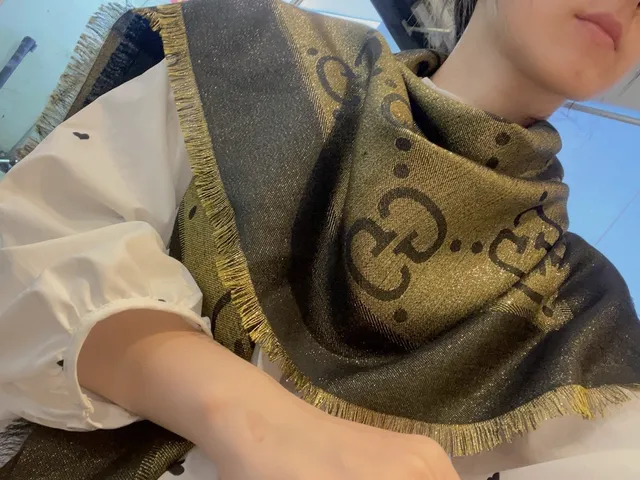 Gucci أسود ذهبي GG Monogram نسيج معدني تدرج شال 2