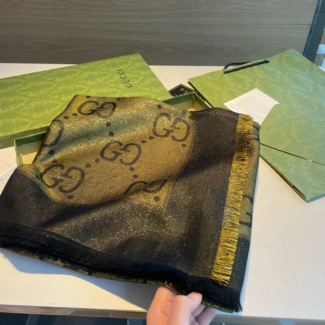 Gucci أسود ذهبي GG Monogram نسيج معدني تدرج شال 4