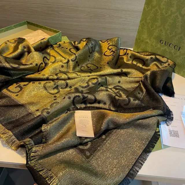 Gucci أسود ذهبي GG Monogram نسيج معدني تدرج شال 7