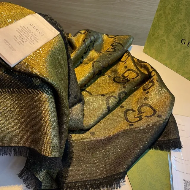 Gucci أسود ذهبي GG Monogram نسيج معدني تدرج شال 8