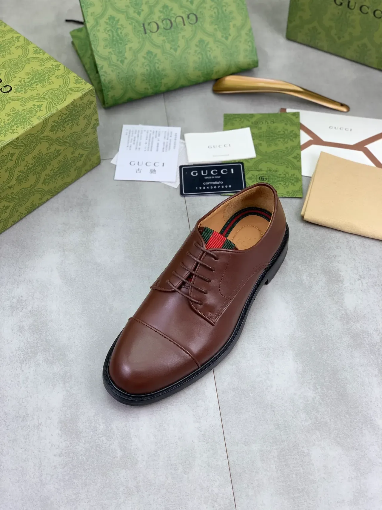 Gucci Chaussures Oxford en Cuir Lisse Marron Noir Bout à Cap 4