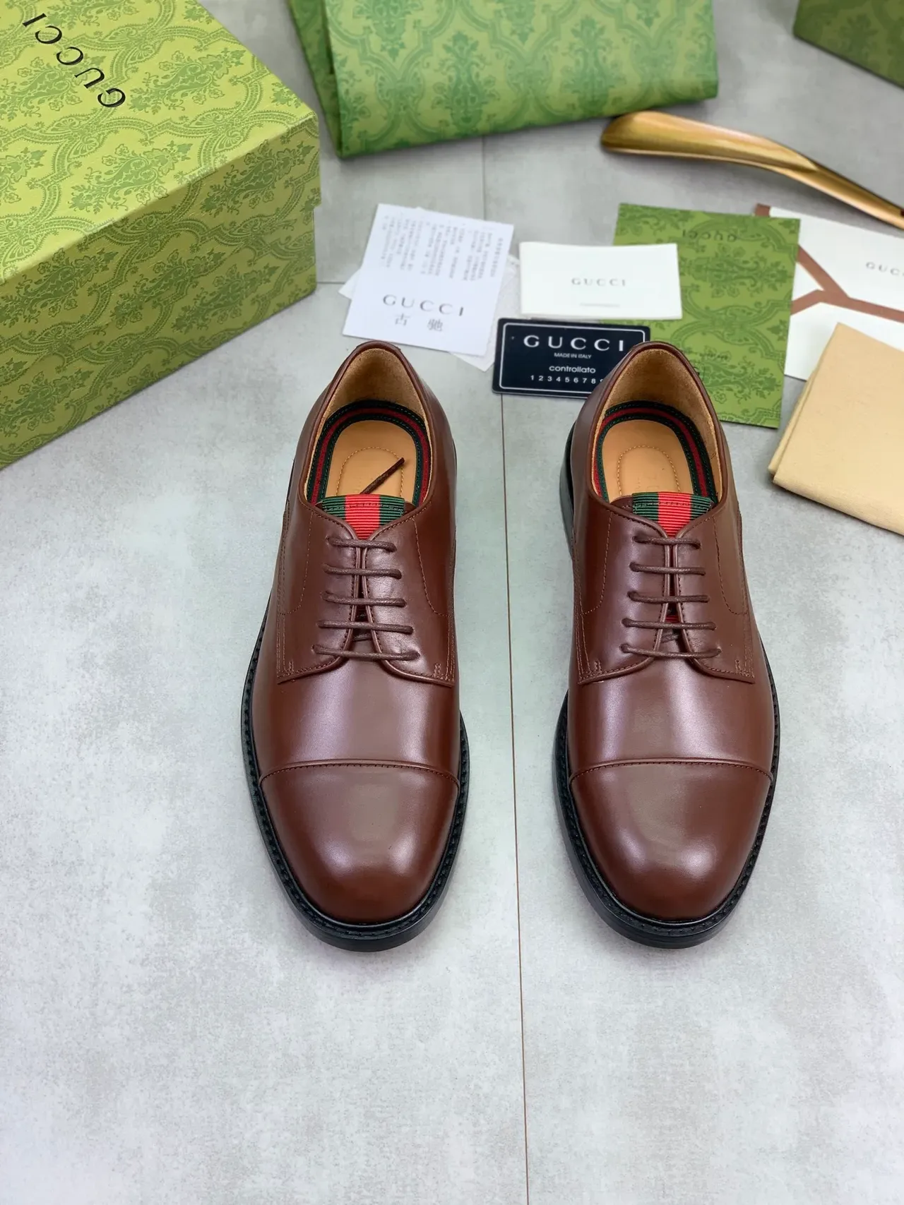 Gucci Chaussures Oxford en Cuir Lisse Marron Noir Bout à Cap 5