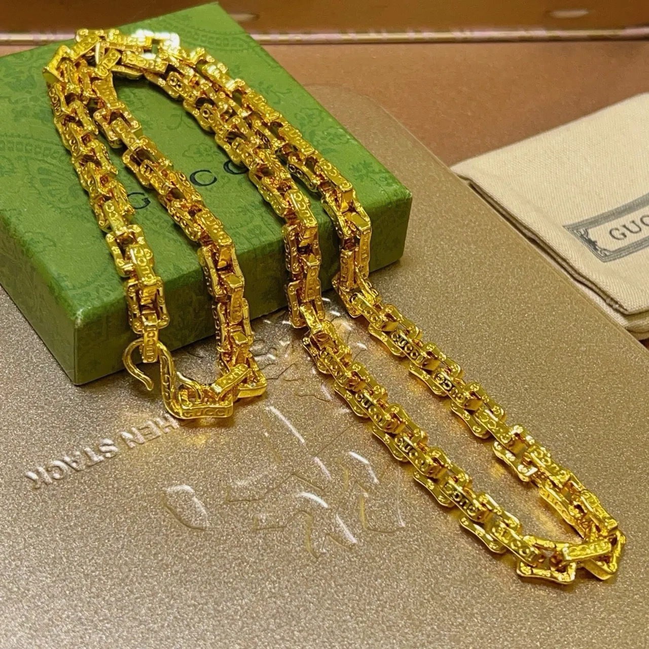 Gucci Chunky Textured Gold-Tone Link Necklace 4