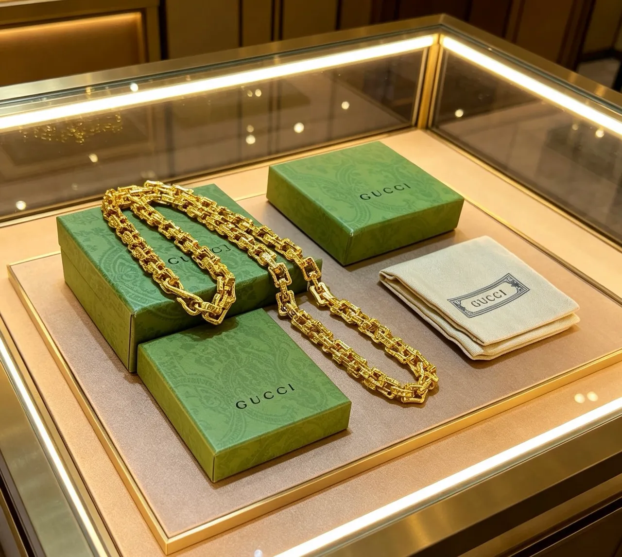 Gucci Chunky Textured Gold-Tone Link Necklace 6
