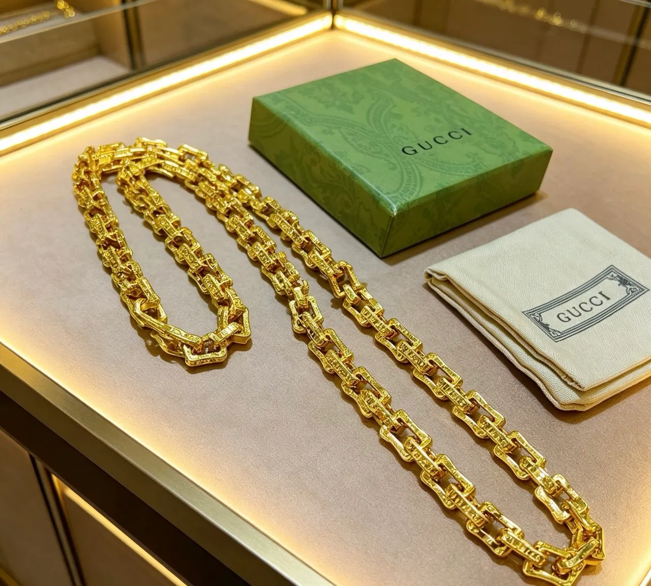 Gucci Chunky Textured Gold-Tone Link Necklace 7