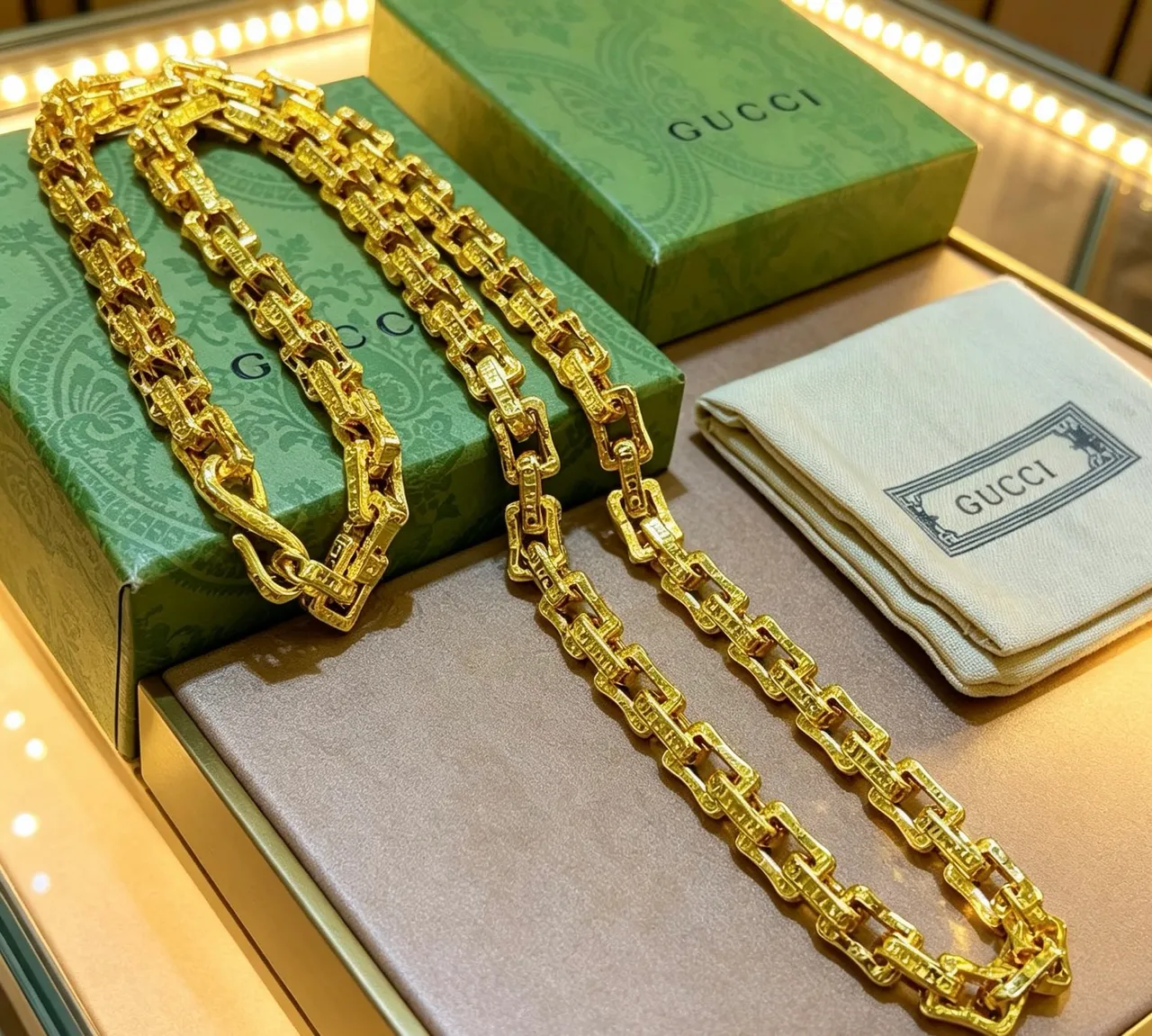 Gucci Chunky Textured Gold-Tone Link Necklace 9