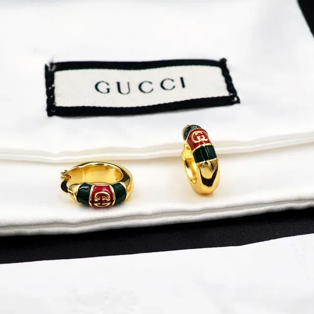 Gucci इनेमल धारीदार इंटरलॉकिंग G हूप इयररिंग्स 11
