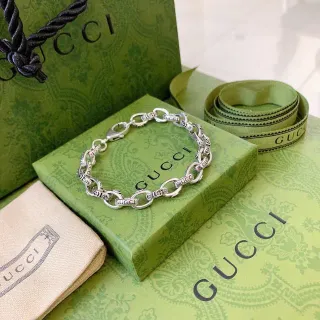 Gucci Pulsera Cadena con Logo Grabado