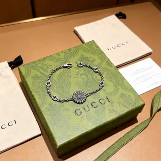 Gucci Pulsera con Medallón Floral de Turquesa