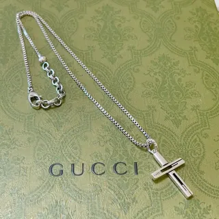 Gucci Collier avec pendentif croix géométrique en argent