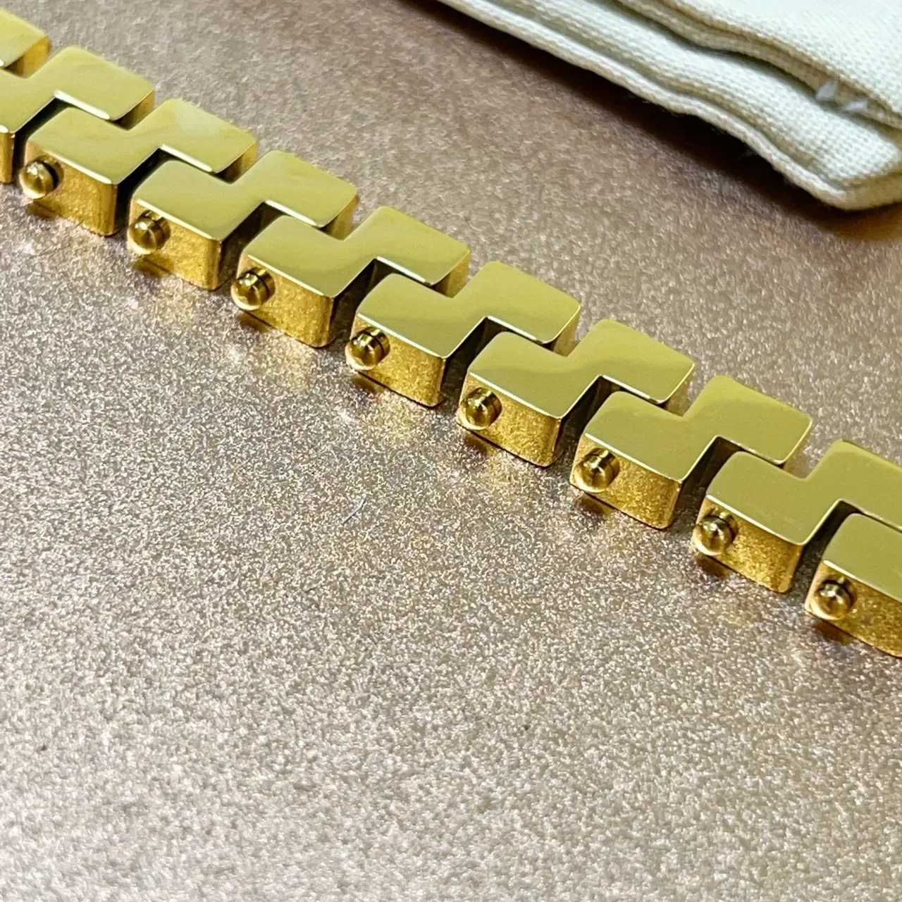 Gucci Geometric Interlocking Link Gold-Tone Bracelet 2