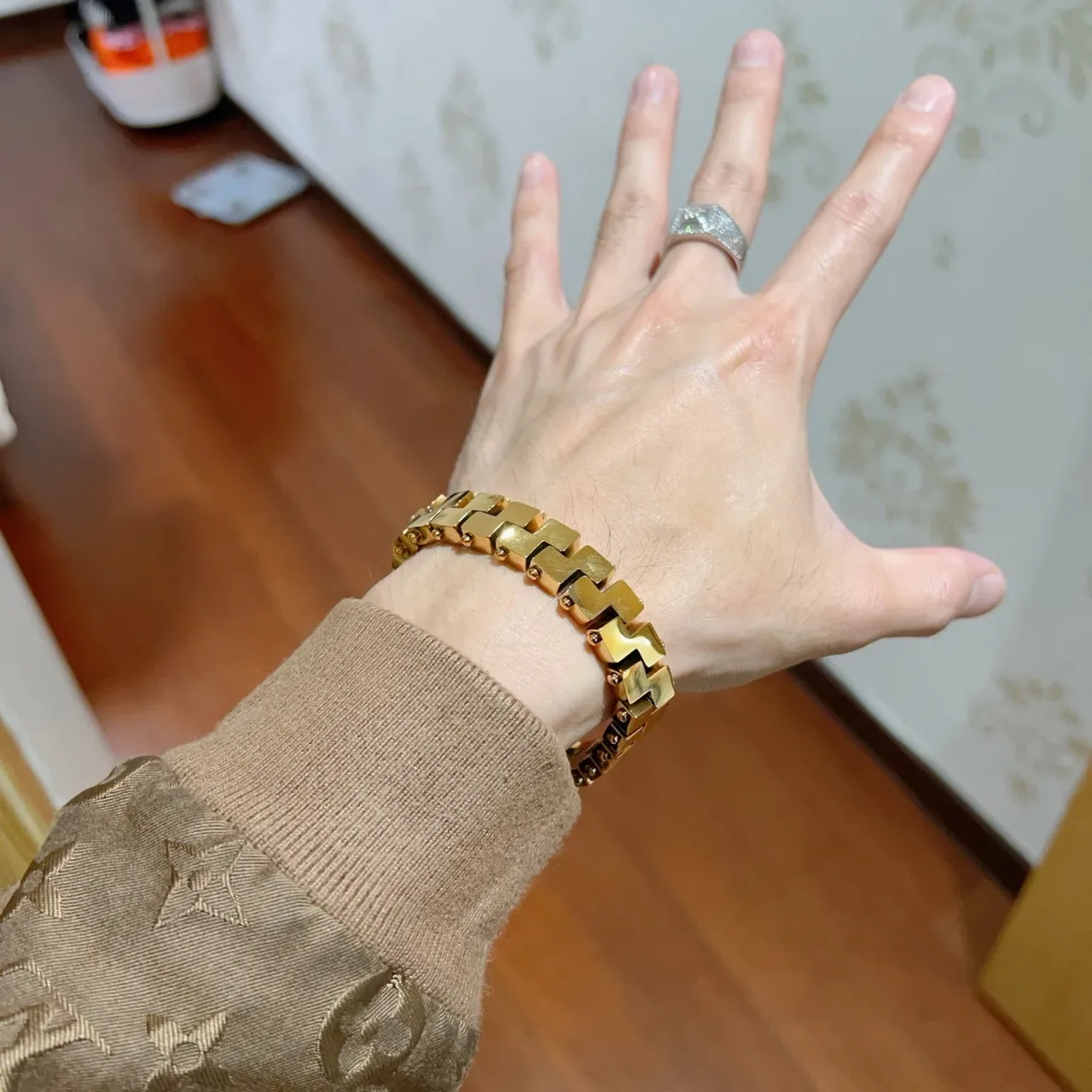 Gucci Geometric Interlocking Link Gold-Tone Bracelet 4