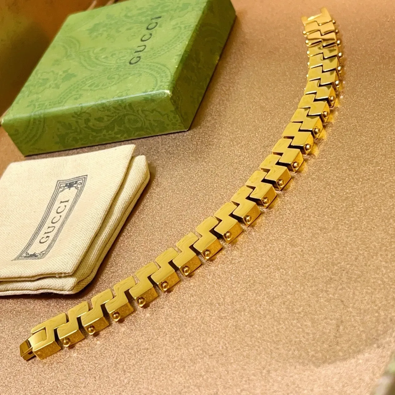 Gucci Geometric Interlocking Link Gold-Tone Bracelet 6