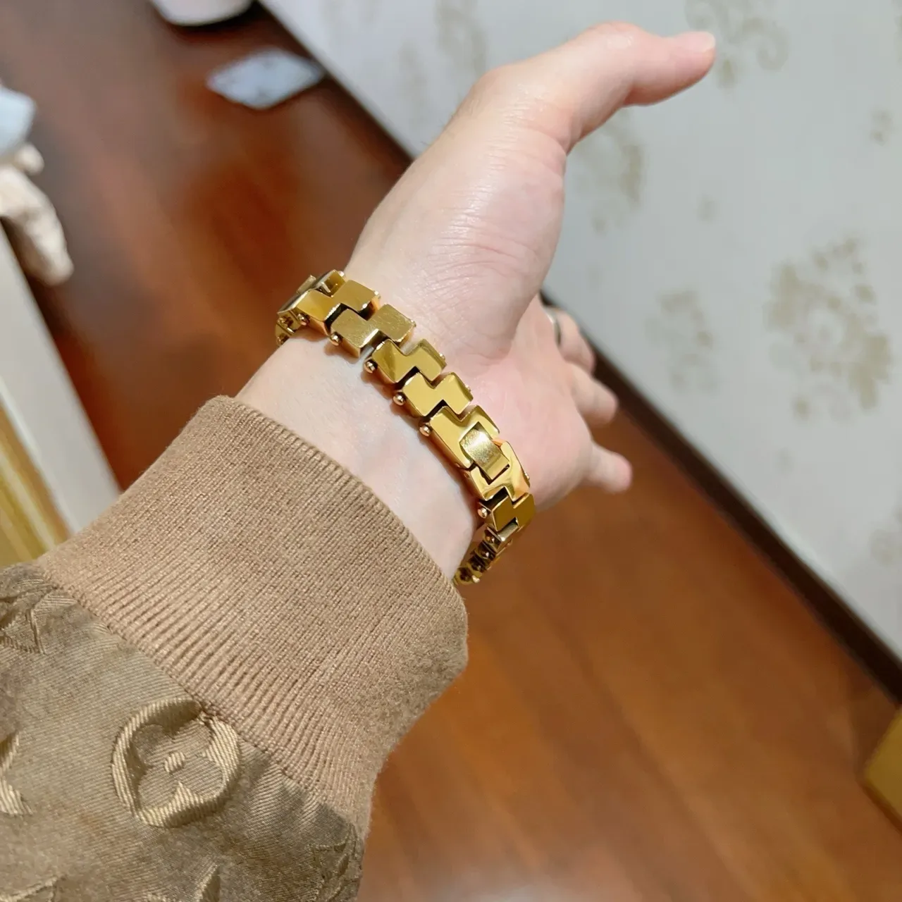 Gucci Geometric Interlocking Link Gold-Tone Bracelet 7
