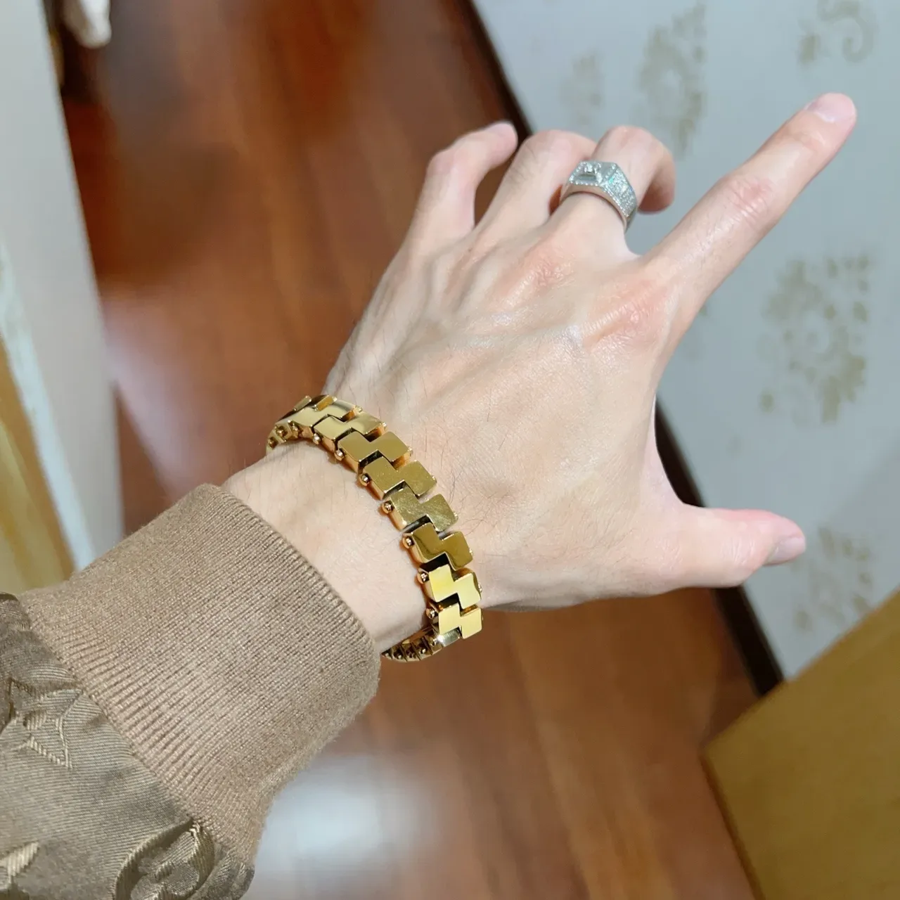 Gucci Geometric Interlocking Link Gold-Tone Bracelet 8