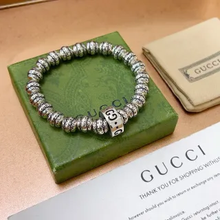 Gucci GG Marmont pulsera plata negro adornada filigrana cuentas entrelazada G encanto pulsera