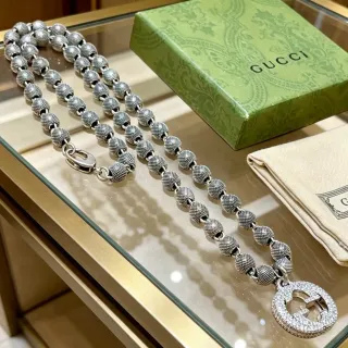 Gucci GG Marmont قلادة سلسلة خرز مرصعة بالكريستال G متشابك