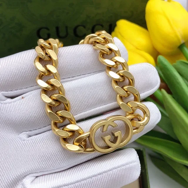 Colar Gucci GG Marmont Corrente Curb Dourada Grossa com Fecho Interlocking Duplo G 4
