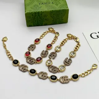 Gucci GG Marmont इंस्पायर्ड क्रिस्टल और कैबोचॉन स्टोन ब्रेसलेट