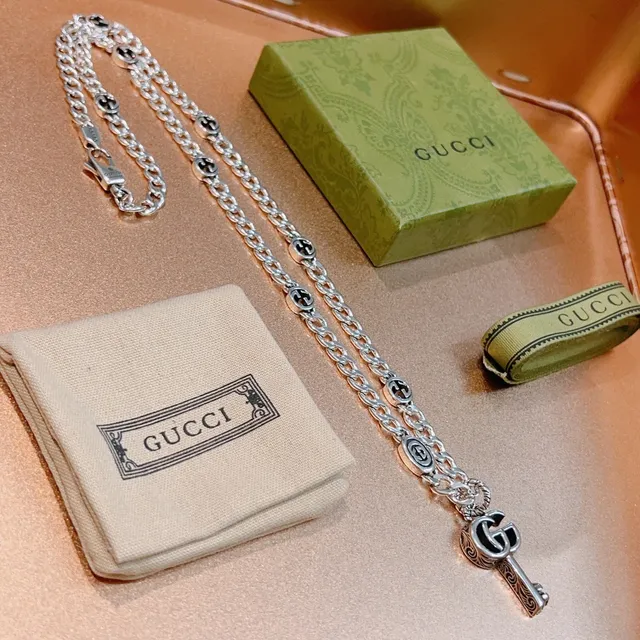 Gucci GG Marmont Pendentif Clé Chaîne Argentée Collier 9