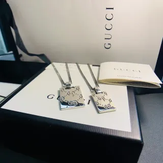 Gucci GG Marmont Collier à pendentif rectangulaire blanc argenté motif entrelacé