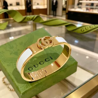 سوار Gucci GG Marmont أبيض مينا ذهبي اللون مفصل
