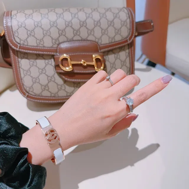 سوار Gucci GG Marmont أبيض مينا ذهبي اللون مفصل 2