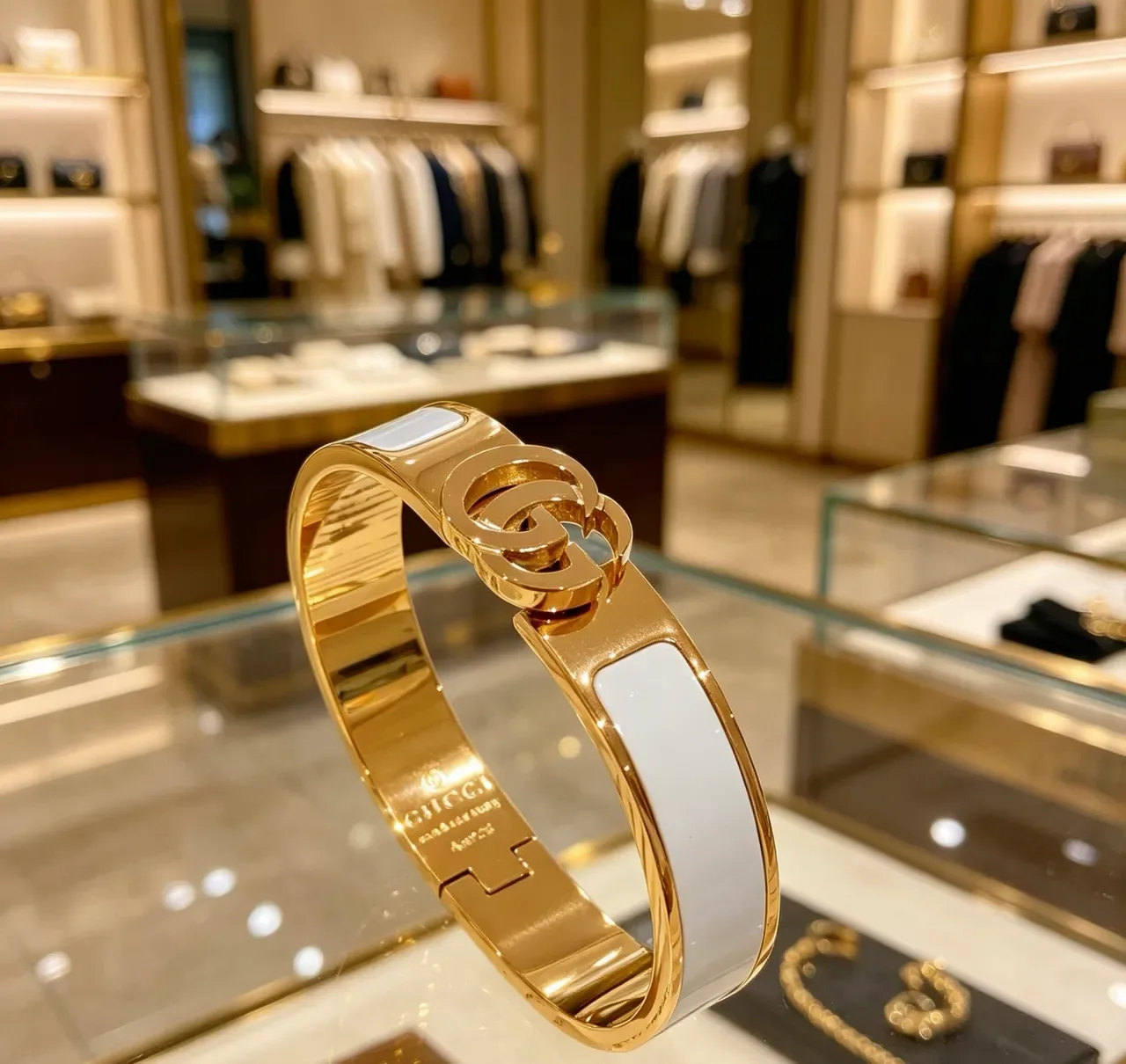 سوار Gucci GG Marmont أبيض مينا ذهبي اللون مفصل 3