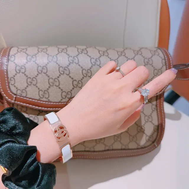 سوار Gucci GG Marmont أبيض مينا ذهبي اللون مفصل 5