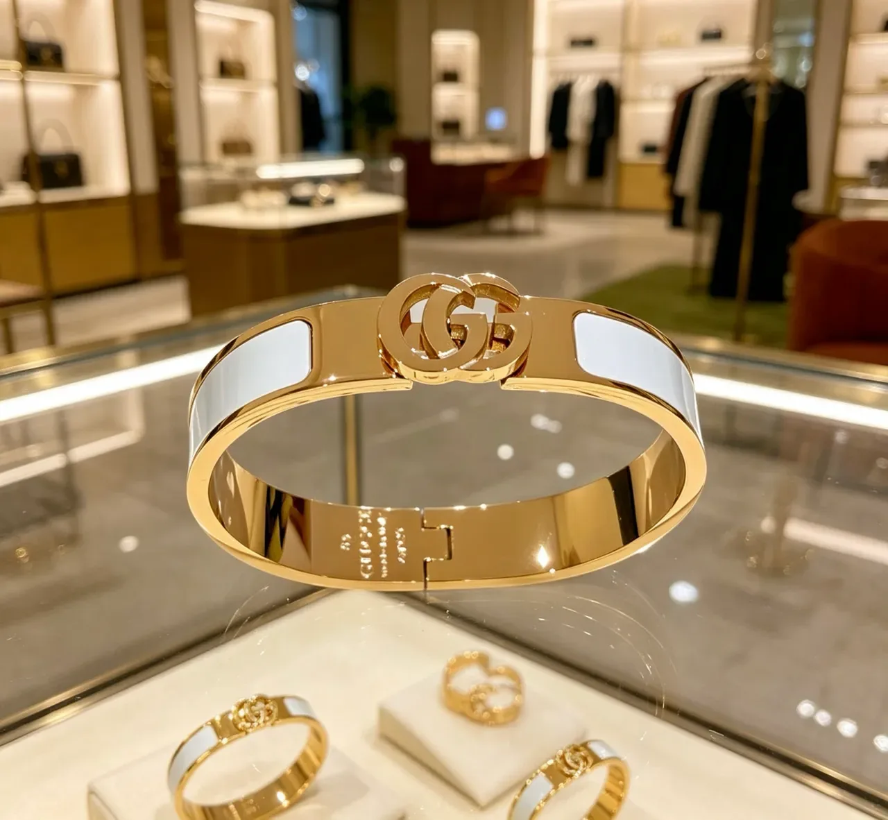 سوار Gucci GG Marmont أبيض مينا ذهبي اللون مفصل 7