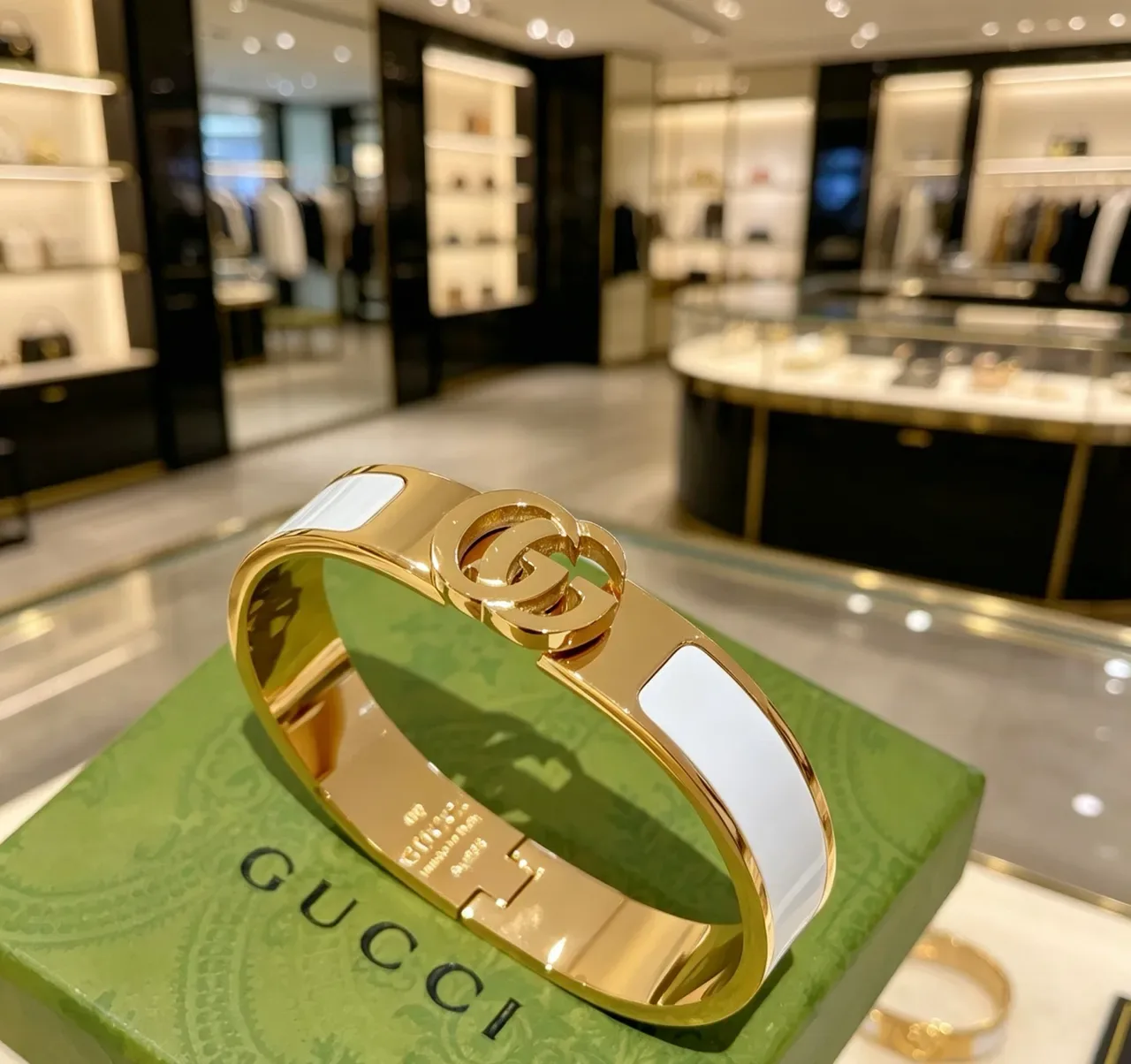 سوار Gucci GG Marmont أبيض مينا ذهبي اللون مفصل 9