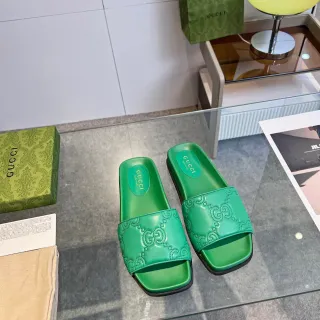 Gucci GG Motif हरे चमड़े की स्लाइड स्लिपर्स