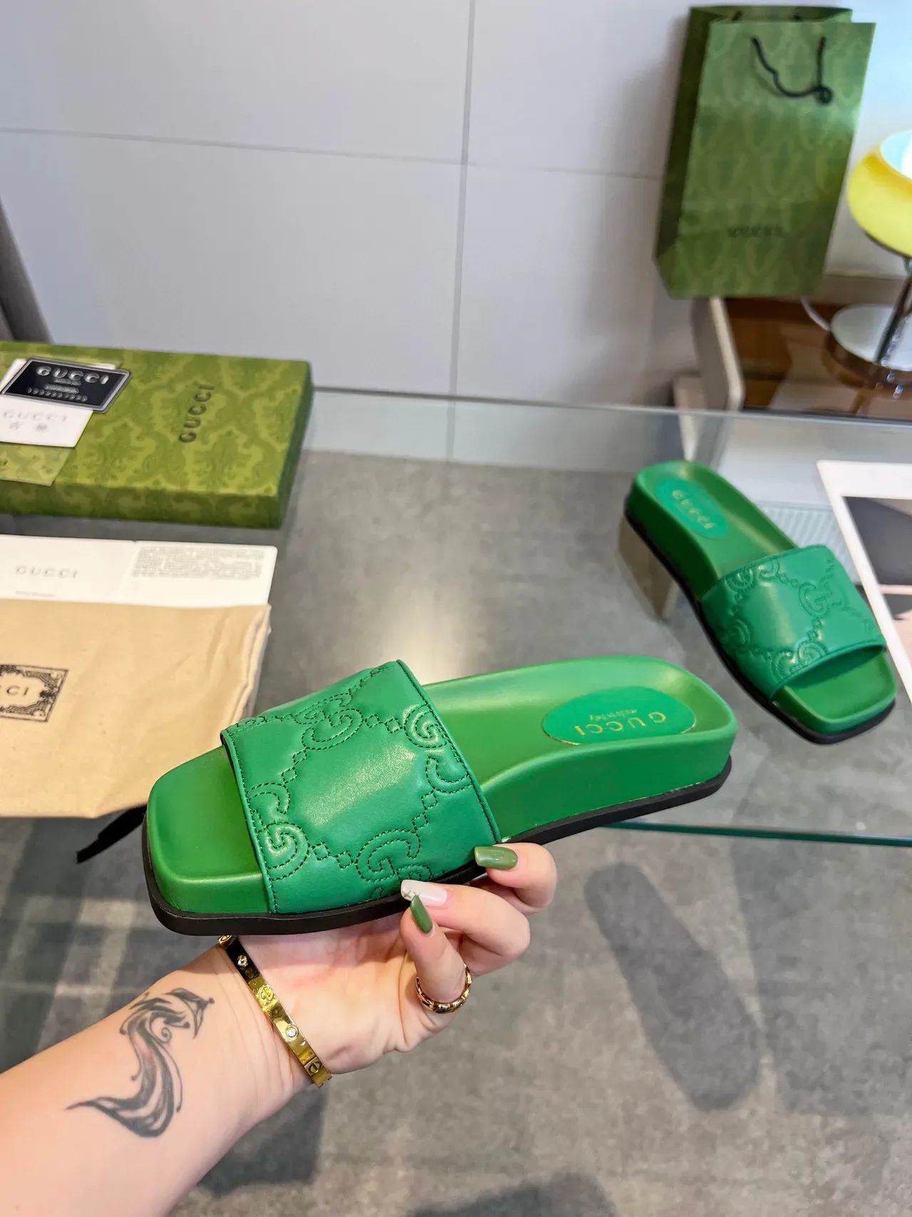 Gucci GG Motif Sandálias Deslizantes de Couro Verde 4