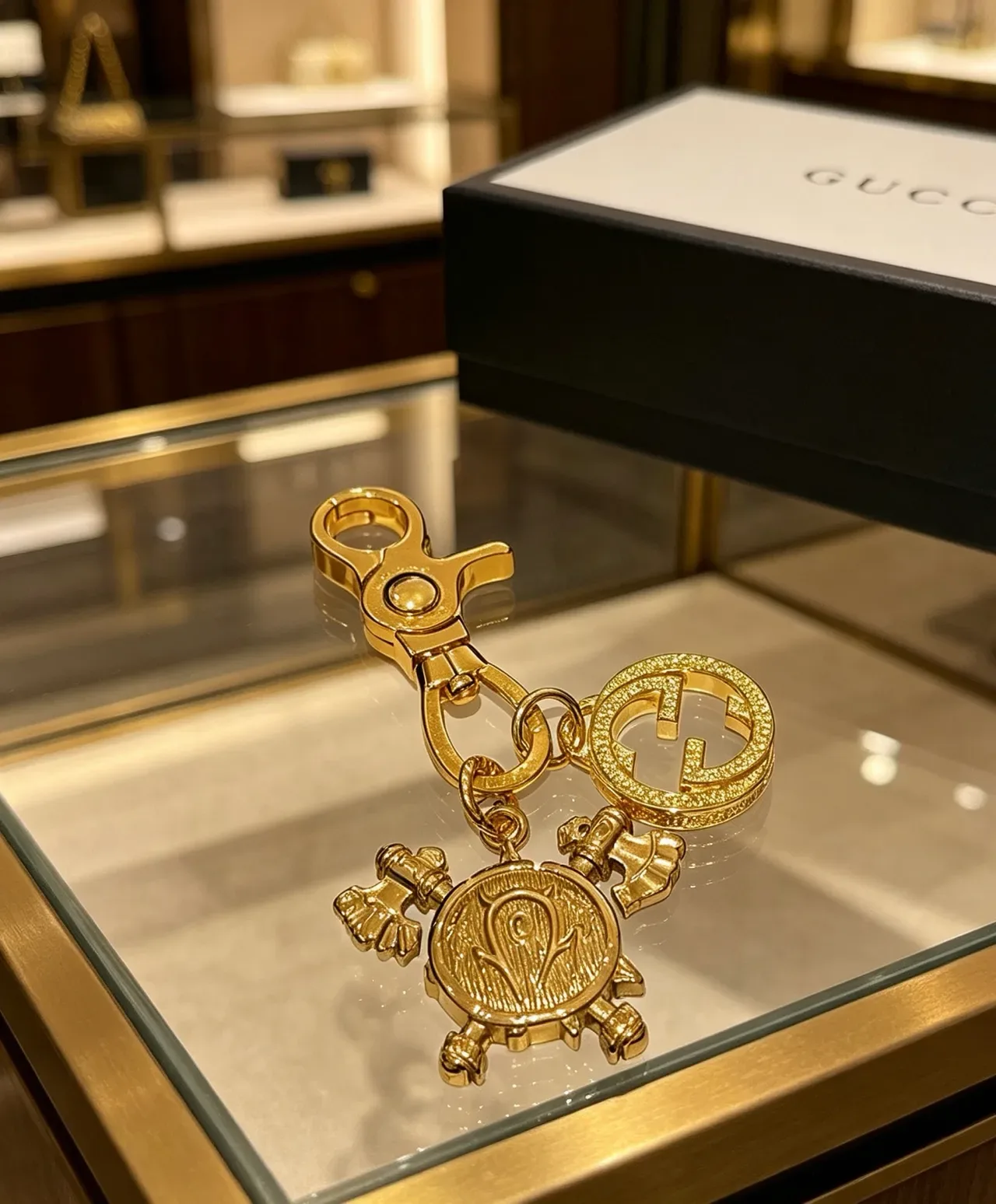 Gucci Gold Metal Interlocking G Logo Jewelry 3