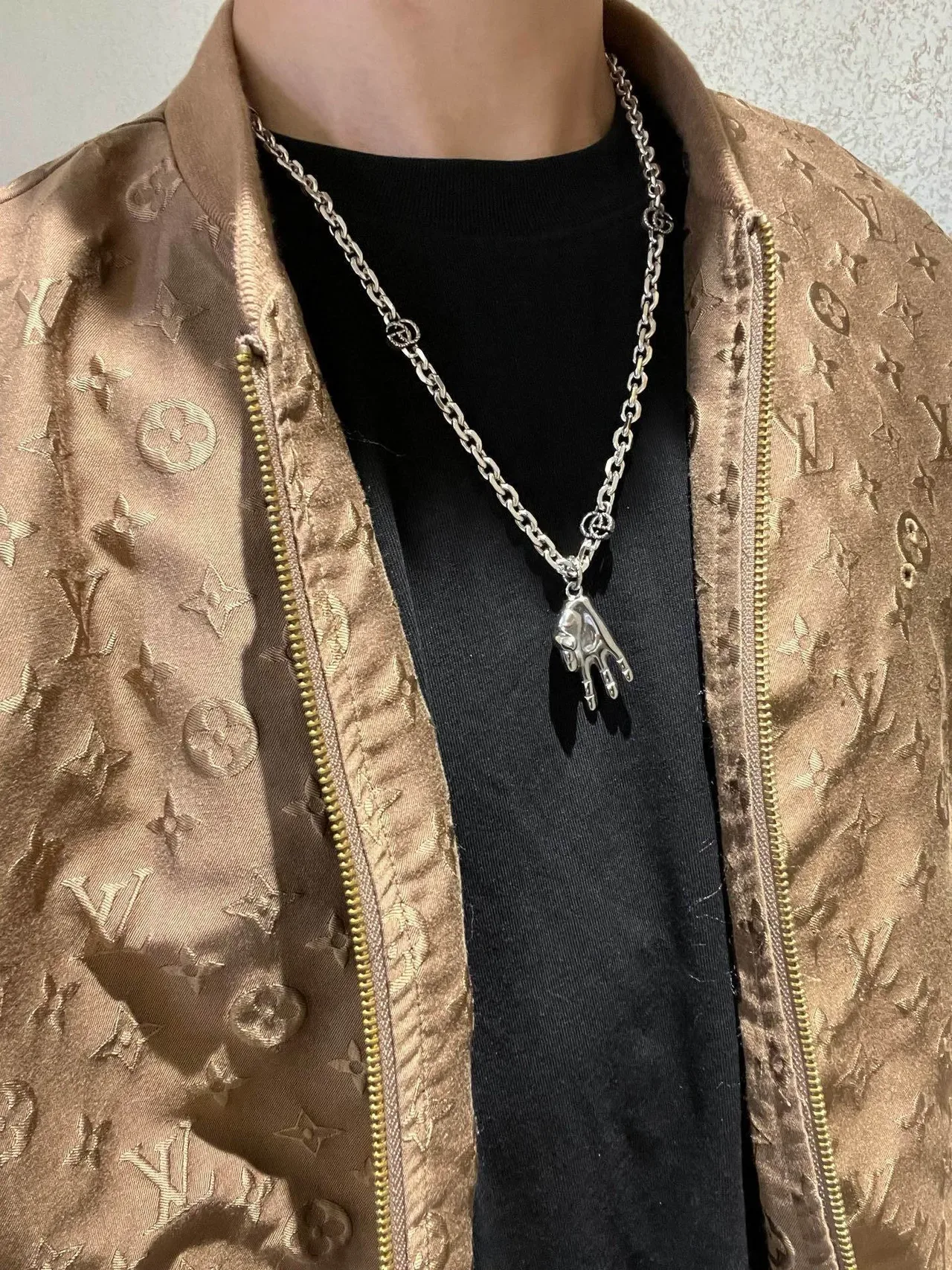 Gucci Hand Motif Silver Chunky Oval-Link Chain Pendant Necklace 2