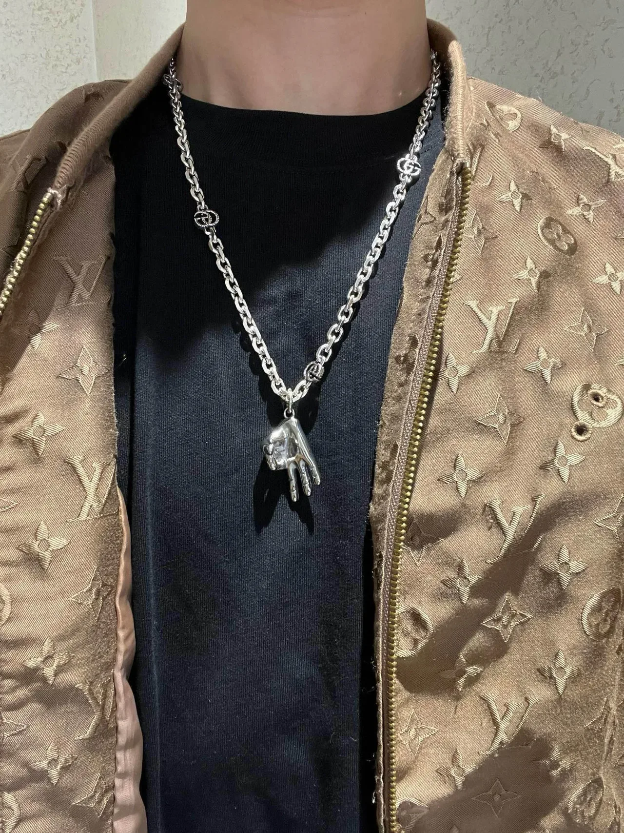 Gucci Hand Motif Silver Chunky Oval-Link Chain Pendant Necklace 5